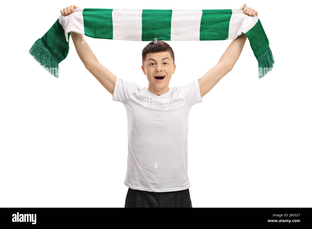 Overjoyed teenage tifoso tenendo una sciarpa isolati su sfondo bianco Foto Stock