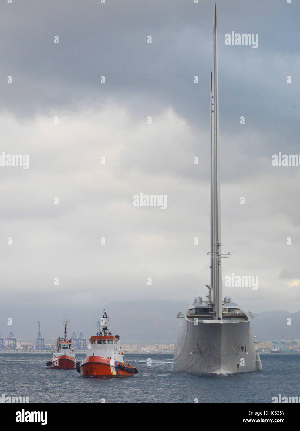 Gibilterra: PIÙ GRANDE DEL MONDO yacht con montanti di supporto che è più alto di Londra-icona Big Ben arrivati a Gibilterra questa mattina. Il mammoth 468-piede-lungo i costi di superyacht £360 milioni e appartiene al miliardario russo Andrey Melnichenko Igorevich. La nave che è stato amorevolmente denominata 'Super Yacht UN' dal suo proprietario, viene sottoposto a test completi sull'isola prima che esso venga consegnato al signor Melnichenko in primavera-tempo. Super Yacht a bisogno di un equipaggio di cinquantaquattro di operare e ospita circa 20 ospiti. Nathalie Shannon / mediadrumworld.com Foto Stock