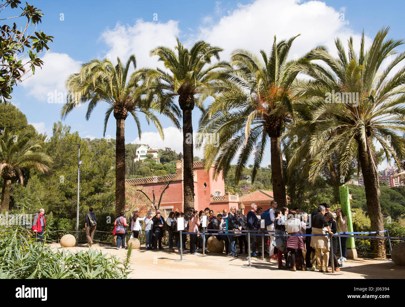 La gente in linea presso il Parc Guell a Barcellona Spagna Europa UE Foto Stock