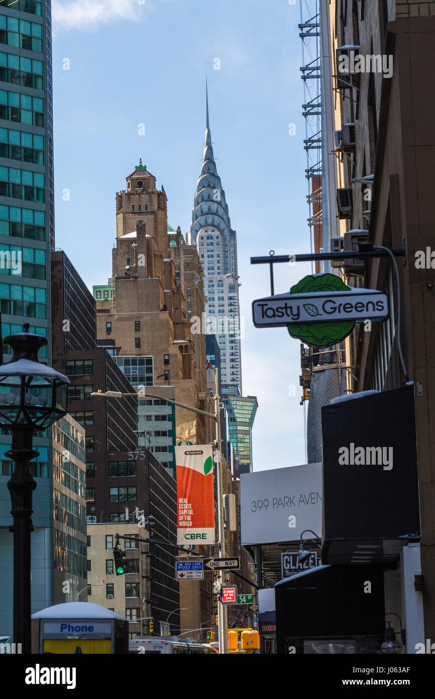 Skyline di New York con sky raschiatori e Chrysler Building Foto Stock