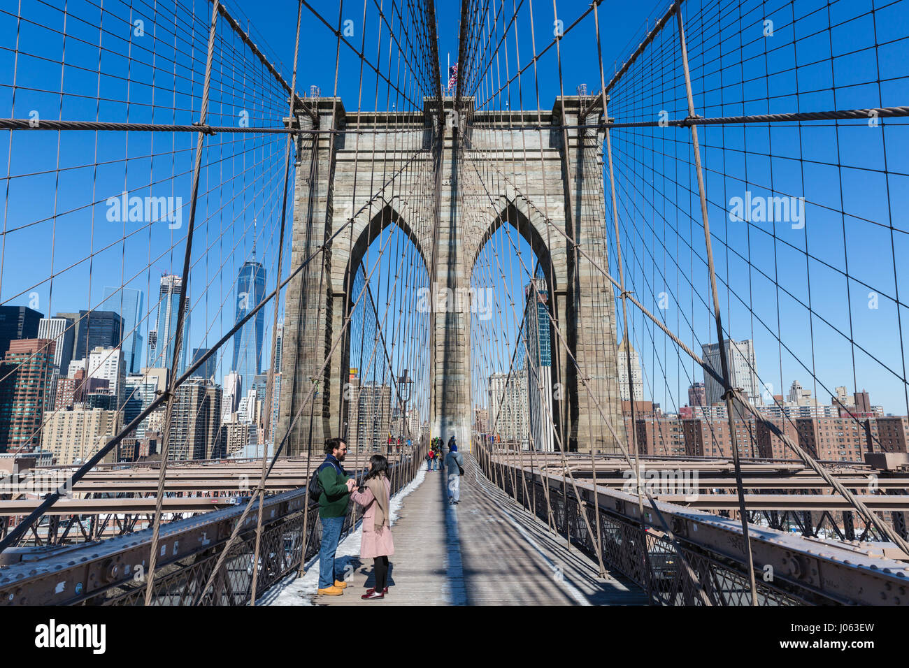 Giovane visto sul ponte di Brooklyn passaggio pedonale Foto Stock