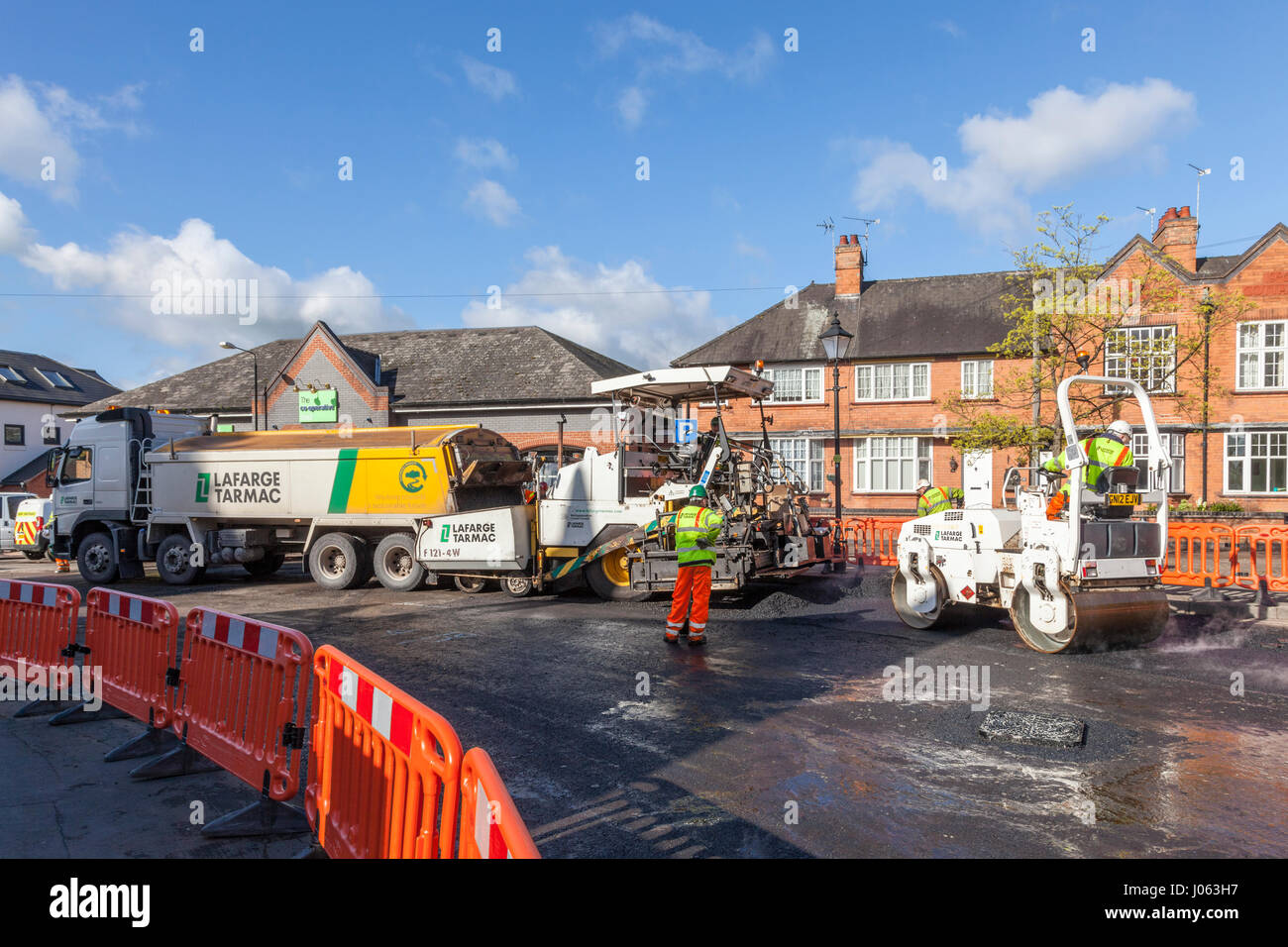 Manutenzione delle strade. Rifacimento della pavimentazione stradale opera su un villaggio street, Nottinghamshire, Inghilterra, Gran Bretagna, Regno Unito Foto Stock