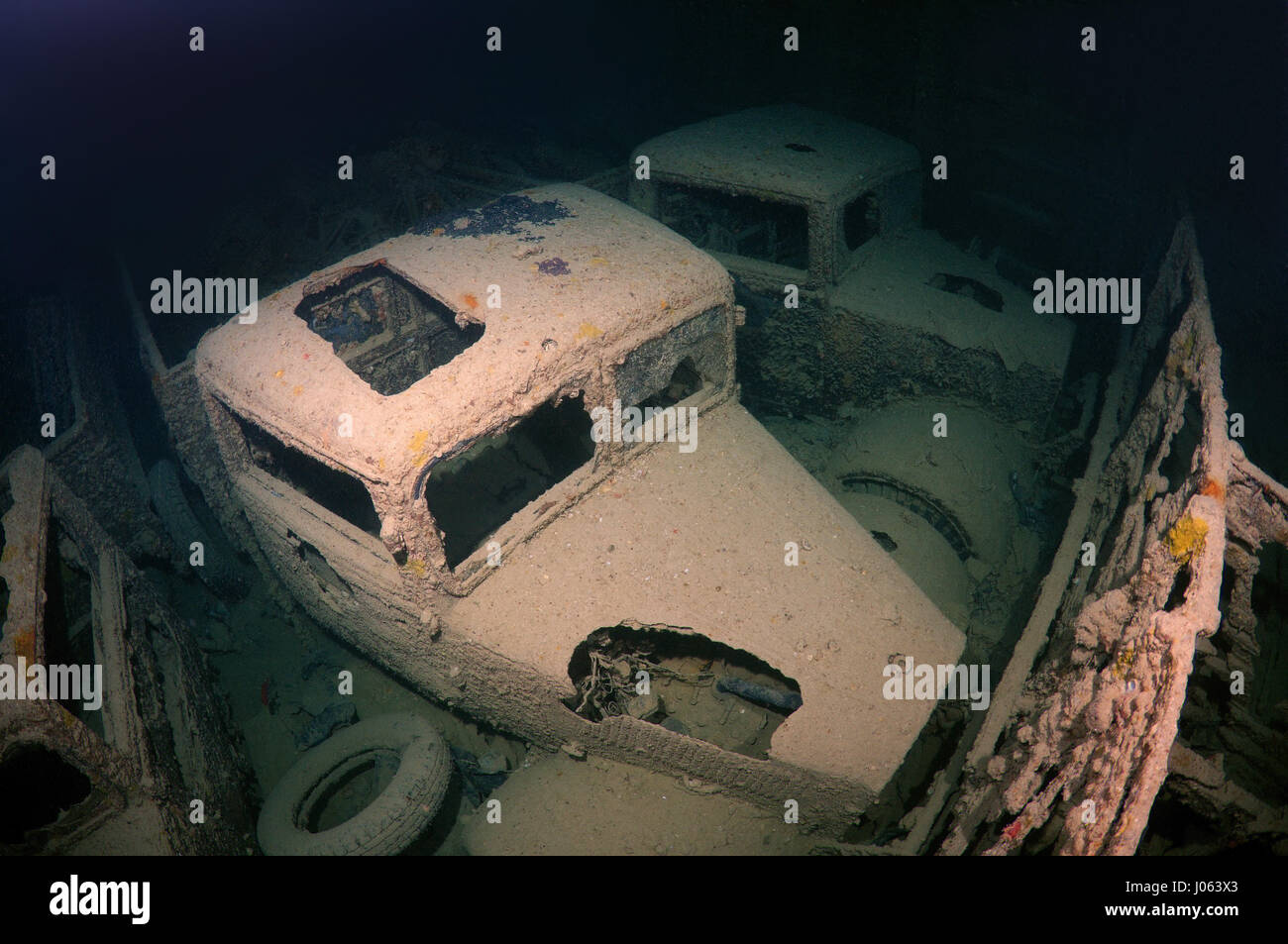 I carrelli che sono state trasportate nel momento in cui la nave affondata. Lugubre foto subacquee mostrano all'interno del relitto della sunken British Guerra Mondiale due nave SS Thistlegorm il settantacinquesimo anniversario del suo affondamento. La serie di immagini che mostrano i resti arrugginiti della marina mercantile carico della nave che include motociclette, camion dell'esercito e di un aeromobile a elica. Altre foto mostrano come la vita di mare sono state che popolano il relitto. Foto Stock