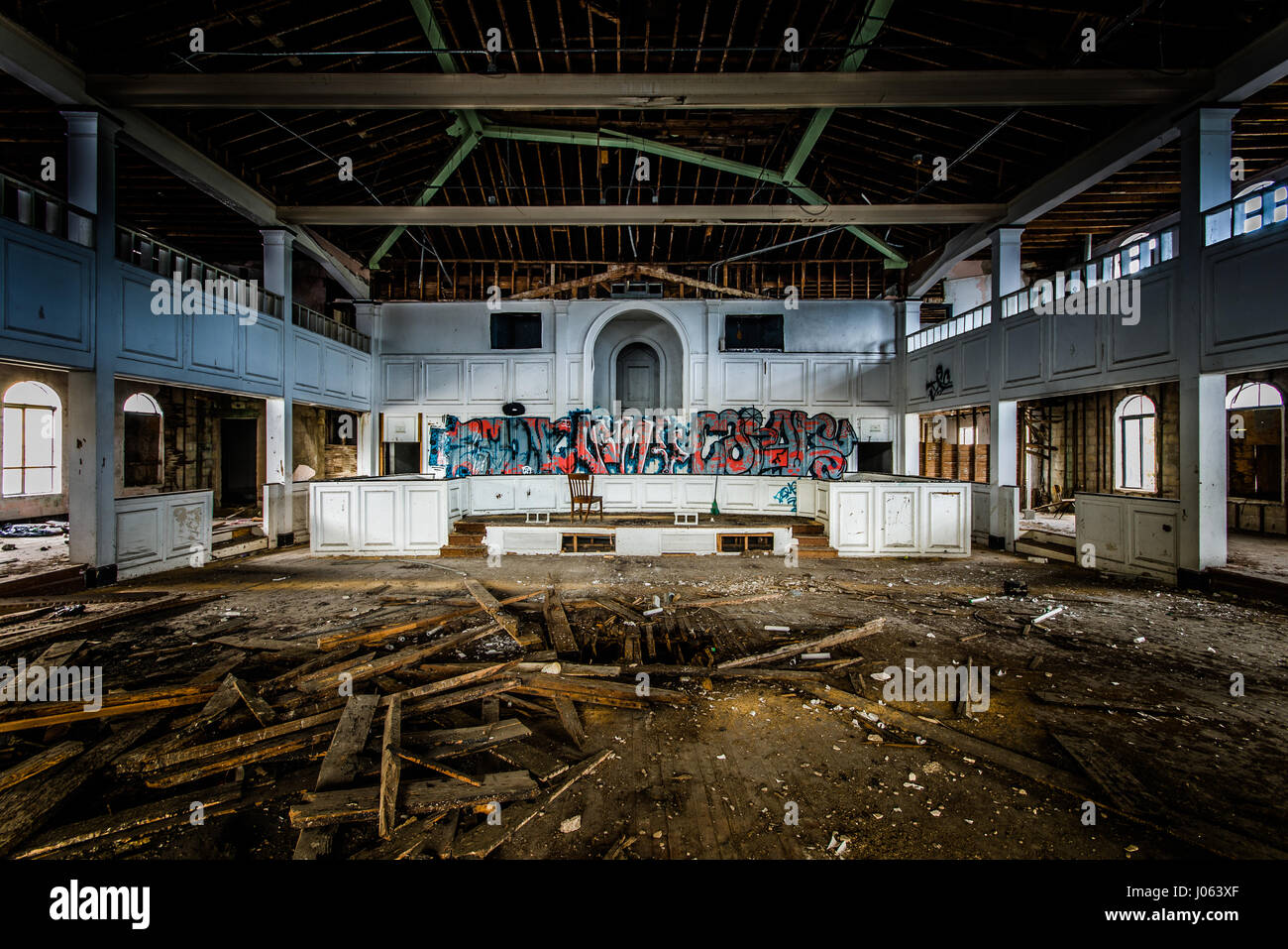 MIAMI, FLORIDA, Stati Uniti d'America: EERIE fotografie hanno rivelato il decadimento rimane del Miami chiesa che fu acquistato dal fondatore della supremazia nero Nazione di Yahweh il movimento che si è dichiarato il figlio di Dio e tracciati per uccidere americani bianchi. Da crolli di assi di legno a rifiuti ribaltato scale di graffiti e muri rivestiti della chiesa è un grido lontano dal suo apogeo. Altre riprese mostrano mobili oggetto di dumping in camere e una sedia solitario a sinistra in che cosa assomiglia ad una sala principale. La straordinaria sono state scattate in Little Haiti quartiere per un fotografo americano noto solo come Bullet. Per prendere la st Foto Stock