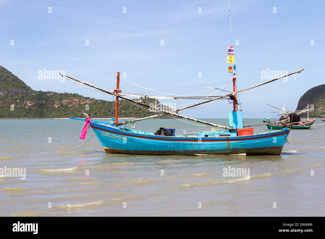 Barca da pesca a Sam Roi Yot beach, Prachuap Khiri Khan provincia, Thailandia Foto Stock