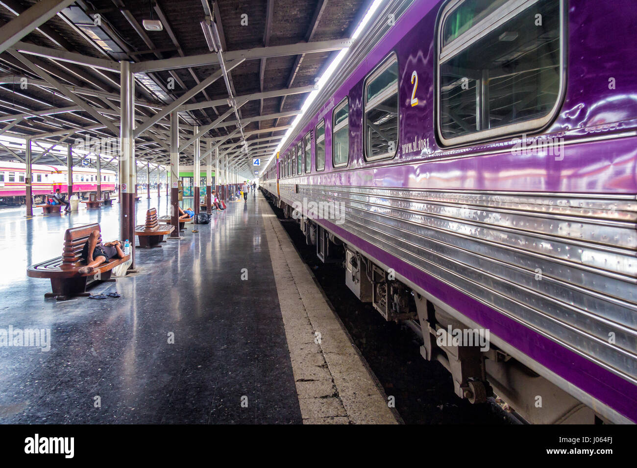 Bangkok, Thailand-June xiv 2013: un treno sorge in corrispondenza della piattaforma 4 in corrispondenza della stazione di Hualamphong. La stazione si trova a Bangkok alla stazione principale. Foto Stock