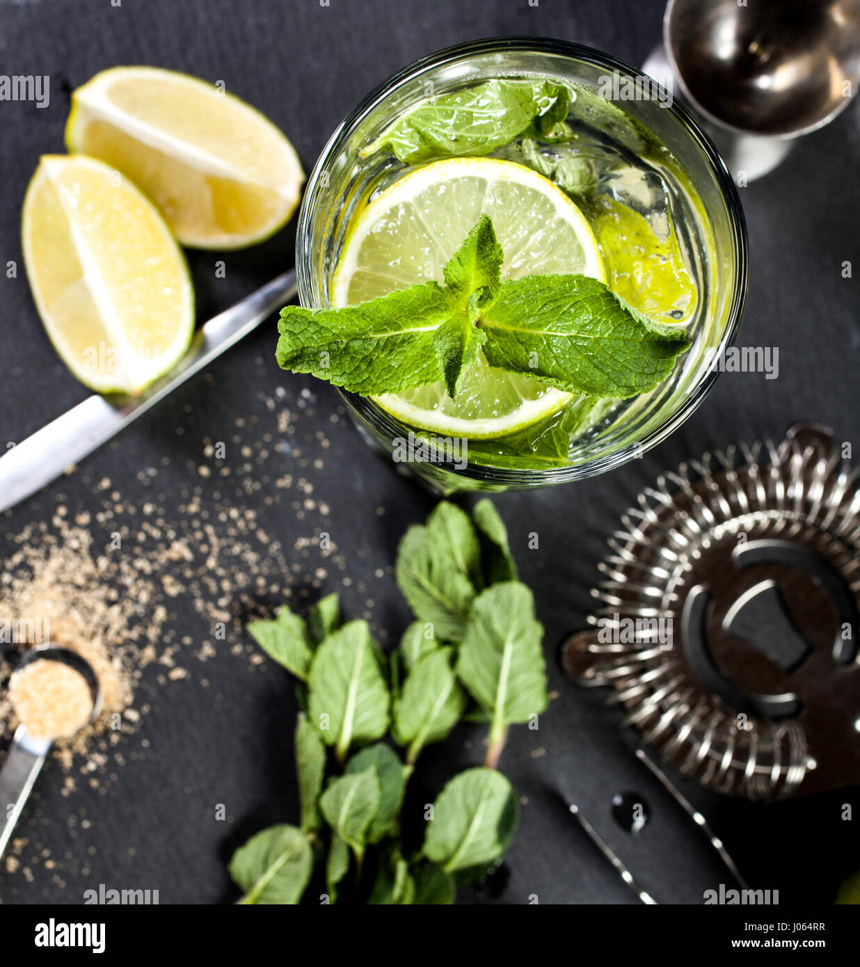 Cocktail mojito. Ingredienti e utensili. Foto Stock