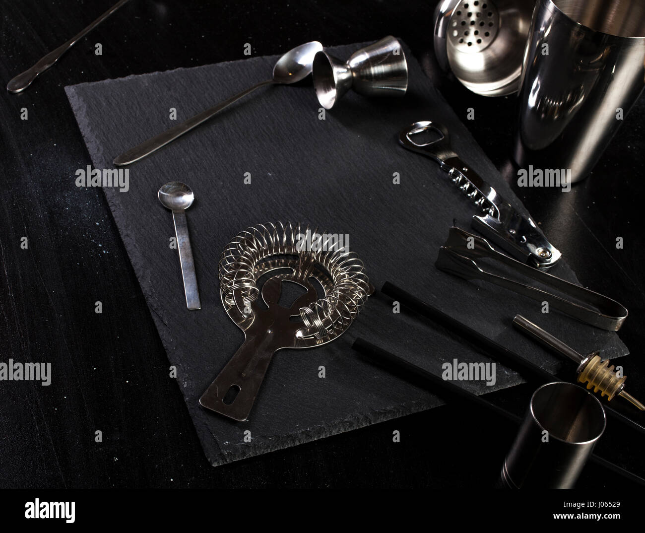 Set di accessori bar per la realizzazione di un cocktail Foto Stock