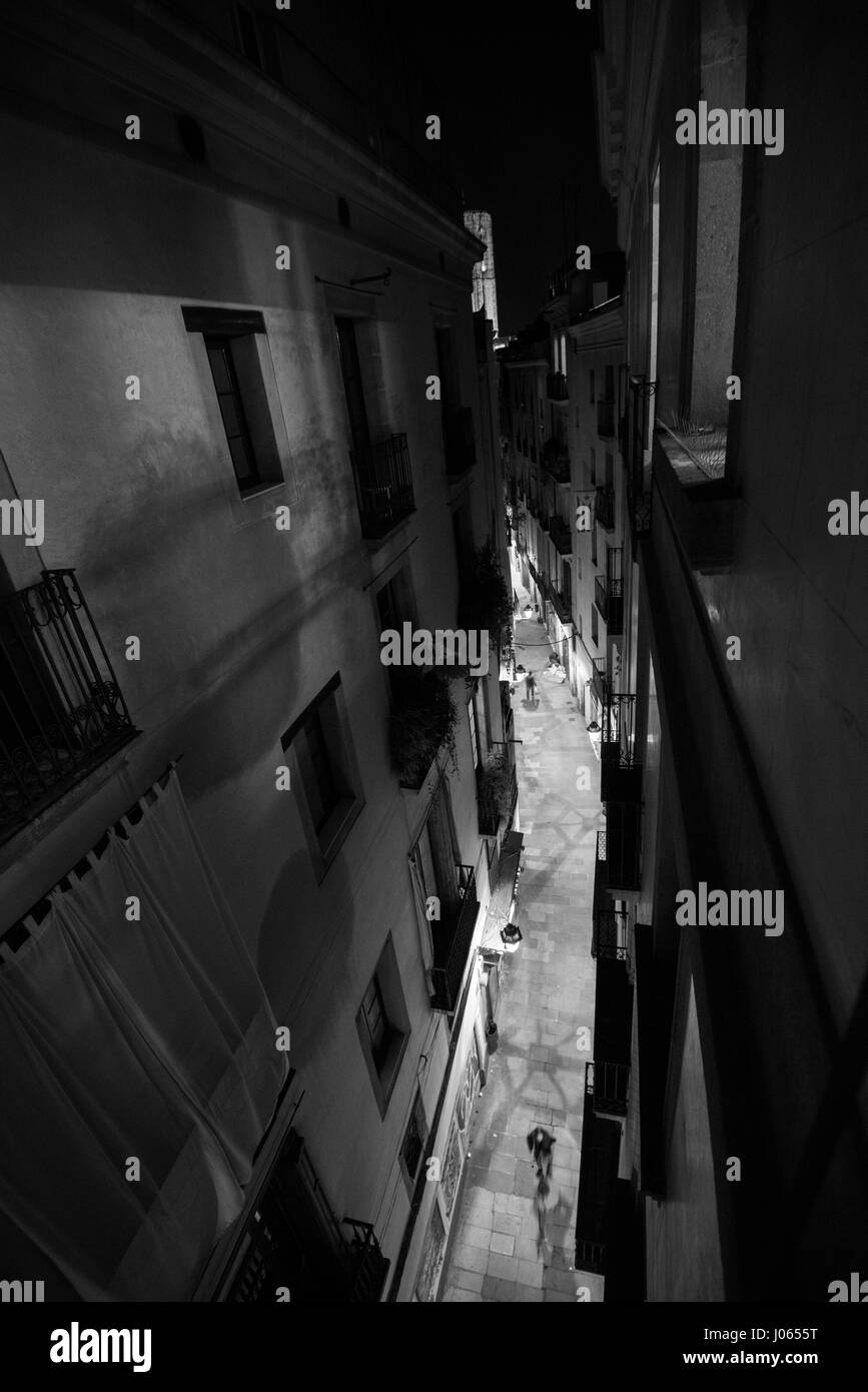 Guardando verso il basso in un vicoletto La Rambla nel quartiere Gotico di Barcellona, Spagna Europa UE Foto Stock
