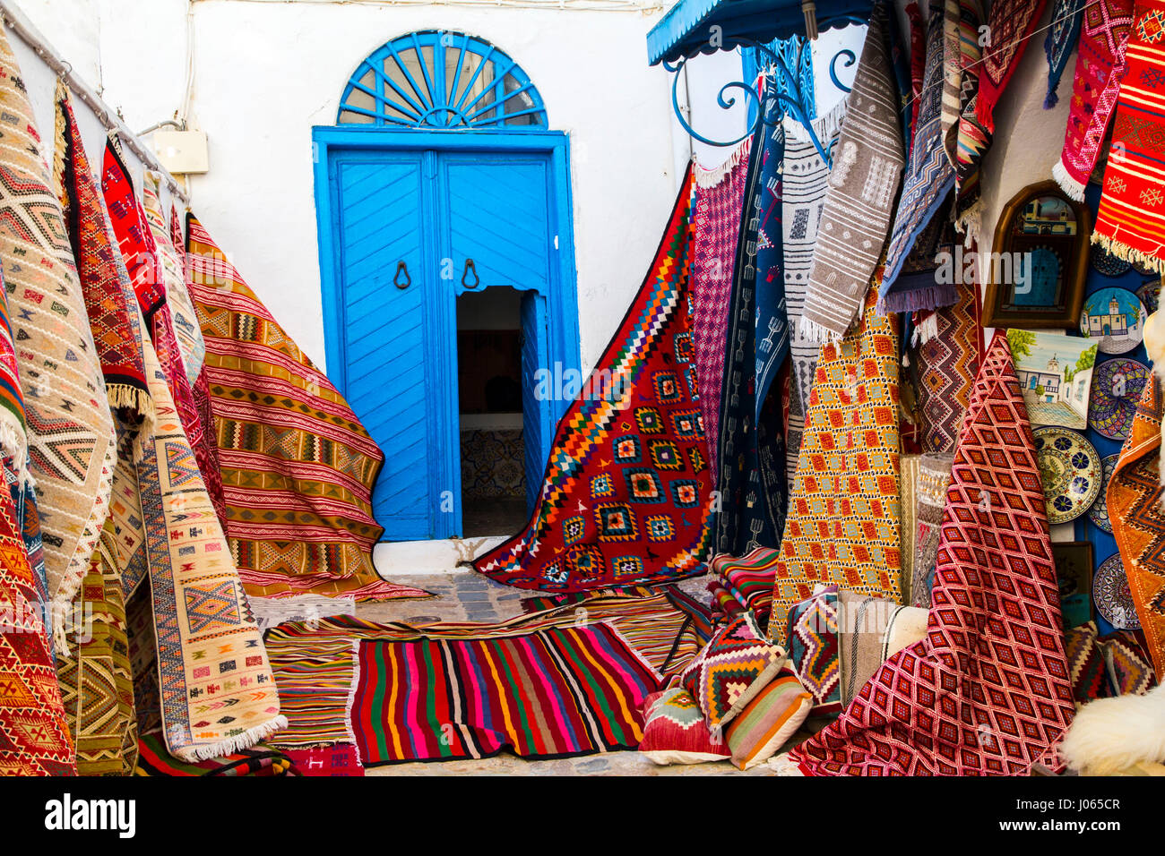 Tutto bianco con finiture blu, Moorish (o eventualmente Greco) ispirato cittadina collinare di Sidi Bou Said è una colonia di artisti e meta turistica molto tormentare solo n. Foto Stock