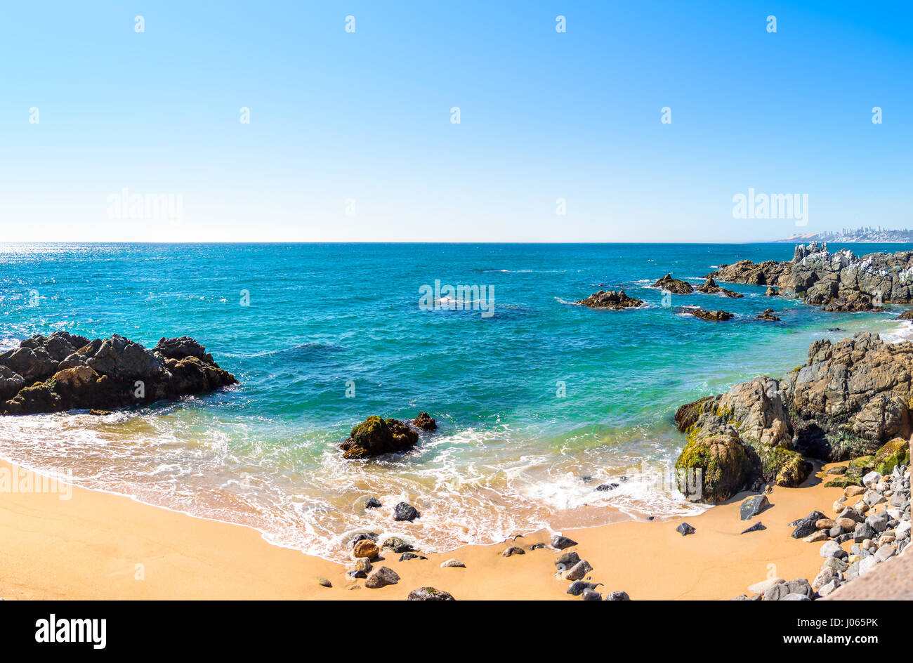 Vuoto spiaggia rocciosa sulla giornata di sole Foto Stock