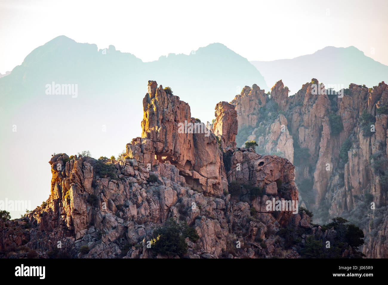 Un bellissimo paesaggio roccioso in Les Calanches de Piana sull'isola di Corsica, Francia. Foto Stock