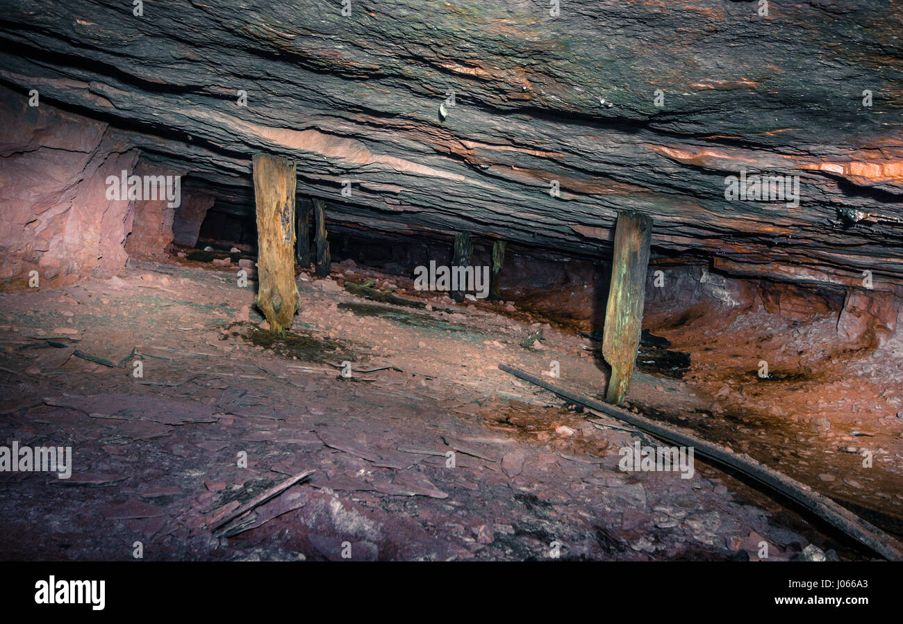 BIRMINGHAM, STATI UNITI D'AMERICA: HAUNTING foto guardare dentro la montagna abbandonata miniera che ha smesso di funzionare sessanta cinque anni fa. La lugubre metropolitana immagini mostrano come alcune parti della miniera di ferro hanno completamente collassato di macerie disseminate sul suo piano e decadendo supporti in legno azienda provvisoriamente fino al tetto. Altre riprese mostrano le rotaie arrugginite che avrebbe una volta trasportato minerale per l'ingresso e malandati vagoni ferroviari giacere immobile. Il spooky le fotografie sono state prese al Ruffner No.2 miniera in Birmingham, Alabama, Stati Uniti d'America da un esploratore urbano noto come Bullet. Per prendere la sua foto, ha usato una Nikon D7000 c Foto Stock