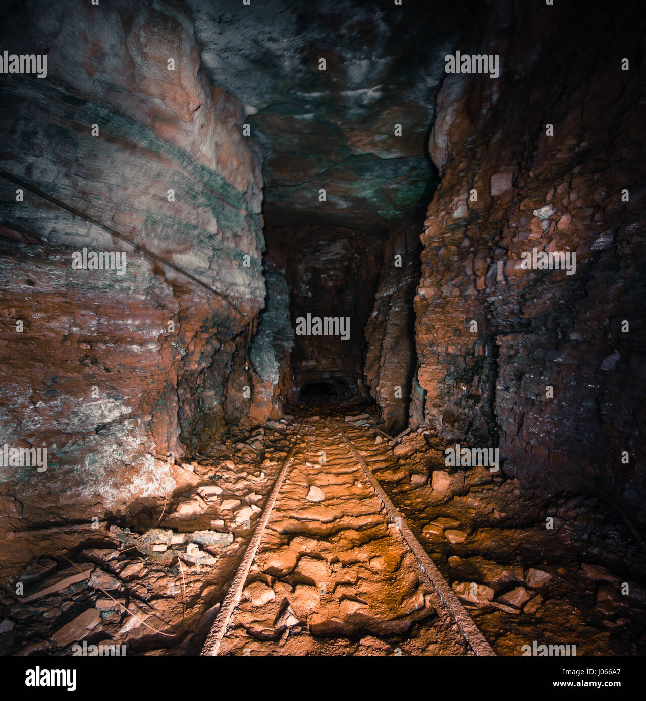 BIRMINGHAM, STATI UNITI D'AMERICA: HAUNTING foto guardare dentro la montagna abbandonata miniera che ha smesso di funzionare sessanta cinque anni fa. La lugubre metropolitana immagini mostrano come alcune parti della miniera di ferro hanno completamente collassato di macerie disseminate sul suo piano e decadendo supporti in legno azienda provvisoriamente fino al tetto. Altre riprese mostrano le rotaie arrugginite che avrebbe una volta trasportato minerale per l'ingresso e malandati vagoni ferroviari giacere immobile. Il spooky le fotografie sono state prese al Ruffner No.2 miniera in Birmingham, Alabama, Stati Uniti d'America da un esploratore urbano noto come Bullet. Per prendere la sua foto, ha usato una Nikon D7000 c Foto Stock