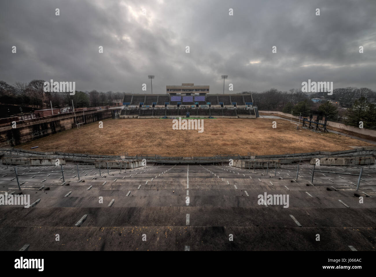 ATLANTA, STATI UNITI D'AMERICA: EERIE immagini hanno rivelato la frantumazione che rimane di un abbandonato american football Stadium che ha ospitato field hockey durante le Olimpiadi del 1996. Scatti sorprendenti mostrano disintegrazione gabbie di cemento che si affaccia in una selva di un campo da calcio riempito con dandy Lions e altre piante infestanti. Altre foto mostrano le viscere dello stadio che hanno sofferto per mano di vandali come graffiti adorna ogni parete. La spettacolare scatta sono state prese all'Alonzo Herndon Stadium di Atlanta, Stati Uniti d'America dal fotografo locale Jeff Hagerman (36). Foto Stock