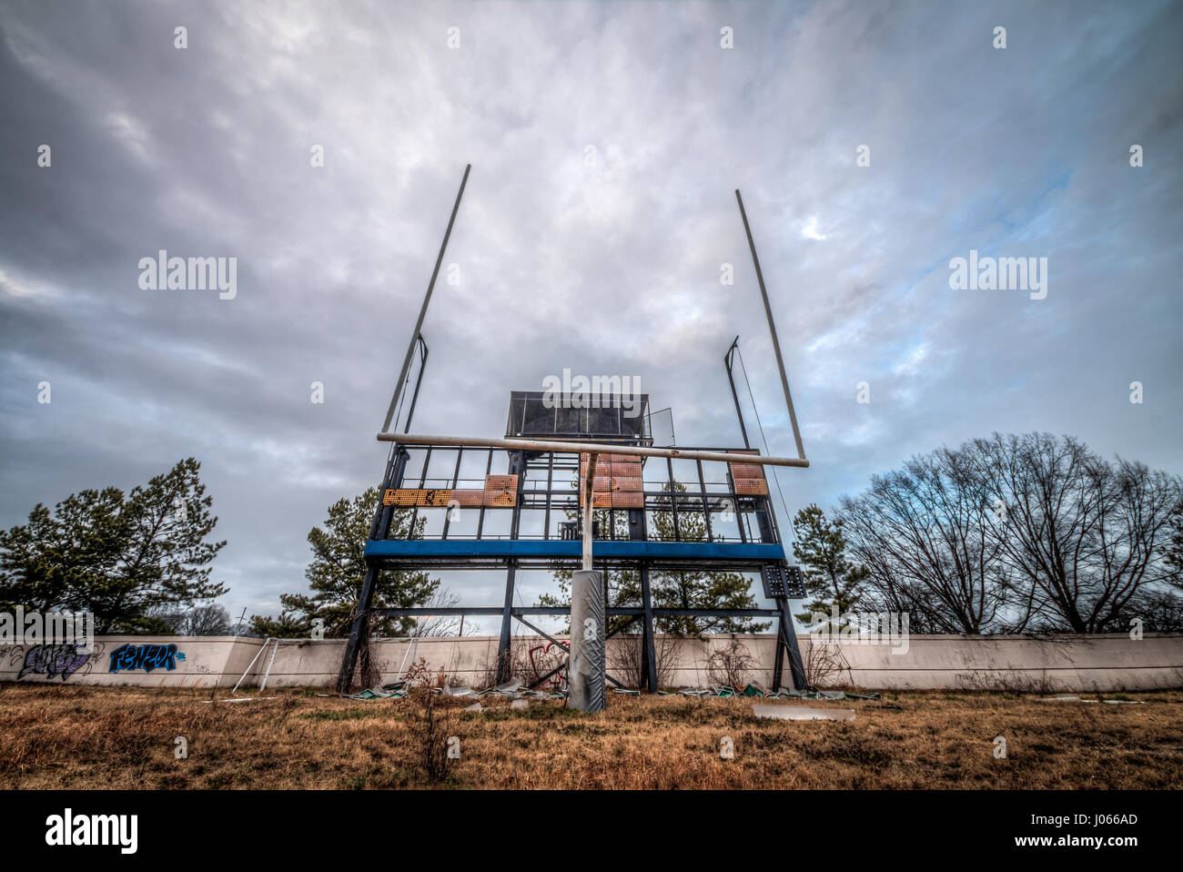 ATLANTA, STATI UNITI D'AMERICA: EERIE immagini hanno rivelato la frantumazione che rimane di un abbandonato american football Stadium che ha ospitato field hockey durante le Olimpiadi del 1996. Scatti sorprendenti mostrano disintegrazione gabbie di cemento che si affaccia in una selva di un campo da calcio riempito con dandy Lions e altre piante infestanti. Altre foto mostrano le viscere dello stadio che hanno sofferto per mano di vandali come graffiti adorna ogni parete. La spettacolare scatta sono state prese all'Alonzo Herndon Stadium di Atlanta, Stati Uniti d'America dal fotografo locale Jeff Hagerman (36). Foto Stock