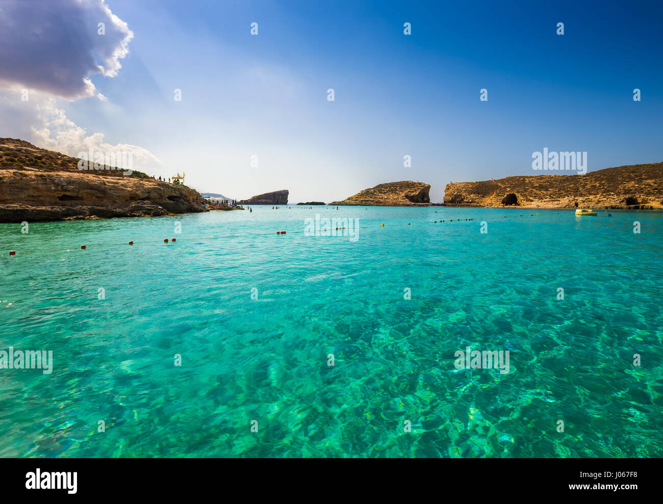 A Comino e Malta - il bellissimo mare azzurro acqua alla laguna blu sull'isola di Comino su un luminoso giorno di estate Foto Stock