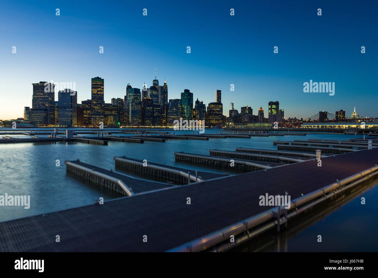 Brooklyn Heights Promenade con East River Docks guardando verso di Manhattan al crepuscolo, New York, Stati Uniti d'America Foto Stock