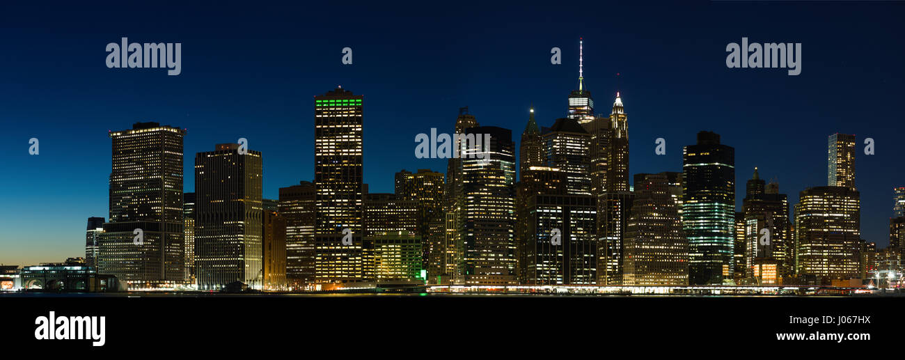 Downtown Skyline di Manhattan al crepuscolo, New York, Stati Uniti d'America Foto Stock
