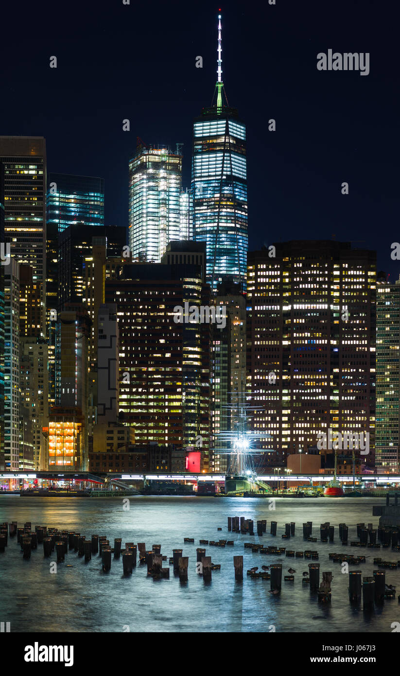 Il centro di Manhattan skyline al tramonto con il World Trade Center Building in vista, New York, Stati Uniti d'America Foto Stock