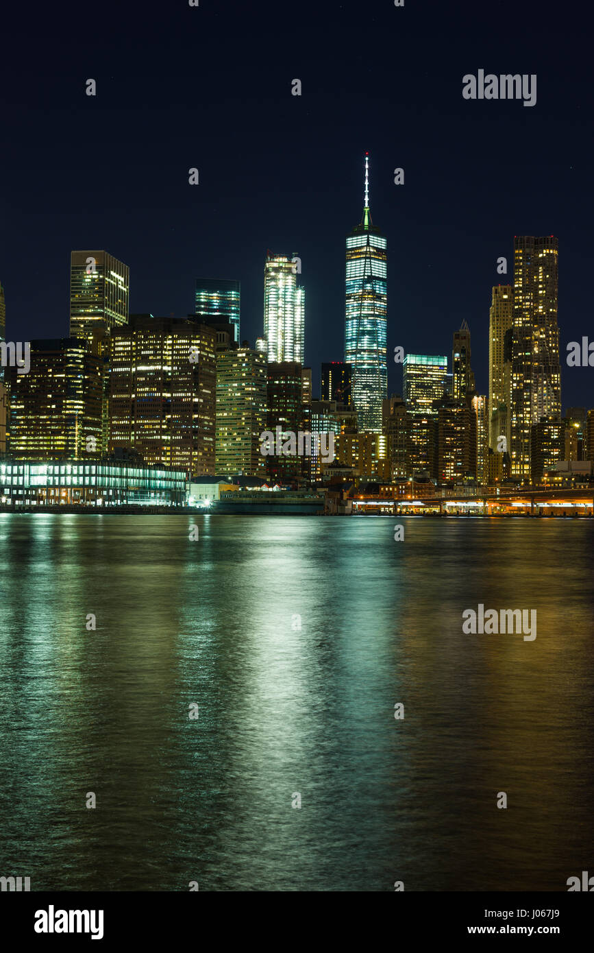 Il centro di Manhattan skyline al tramonto con il World Trade Center Building in vista, New York, Stati Uniti d'America Foto Stock