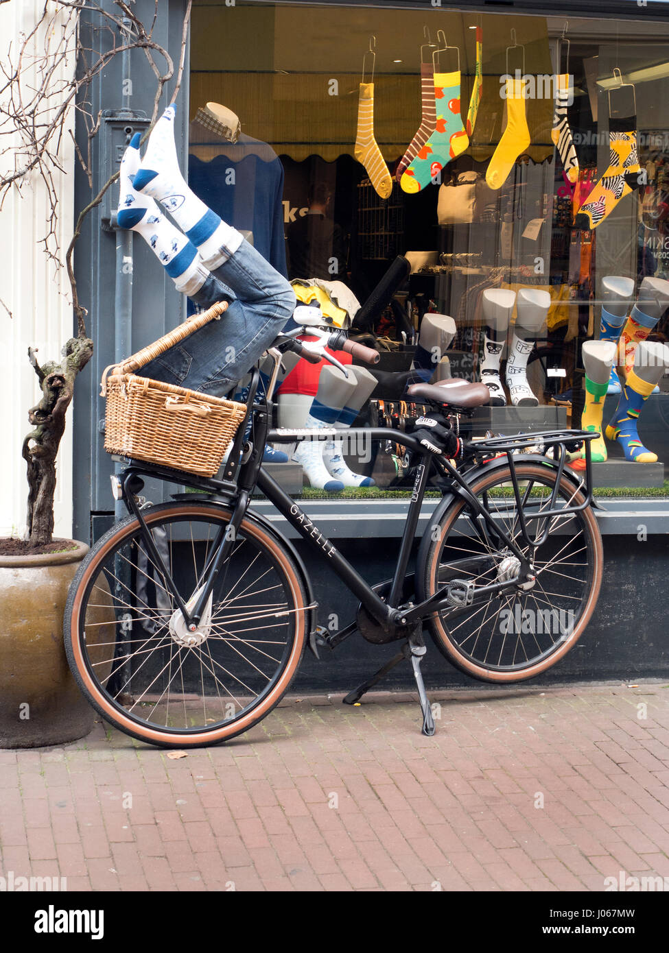 Le biciclette parcheggiate nel centro della città di Amsterdam Paesi Bassi Foto Stock