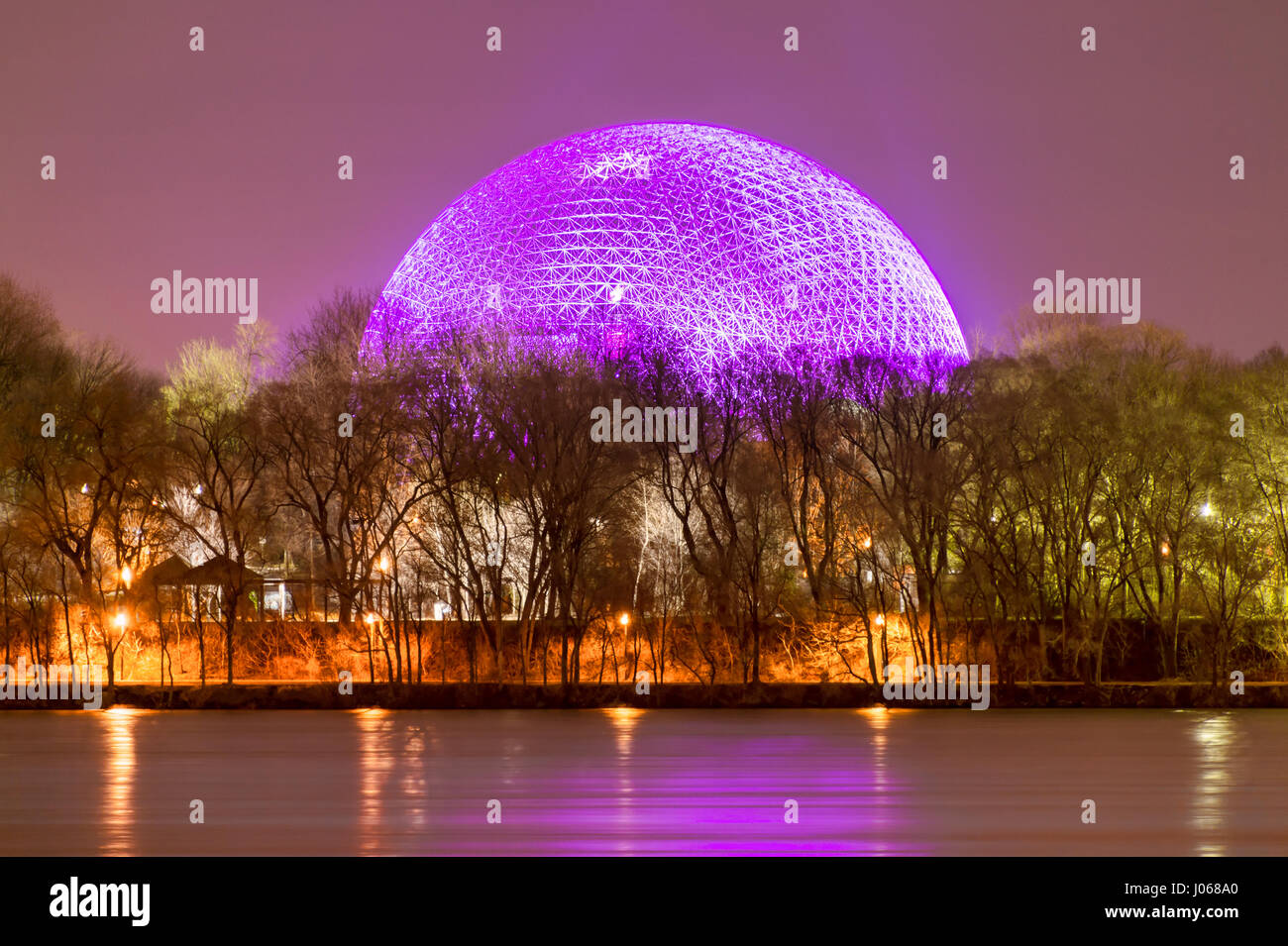 Montreal, Canada - 9 April 2017: Biosfera di notte nel Parc Jean Drapeau con St Lawrence river in primo piano Foto Stock