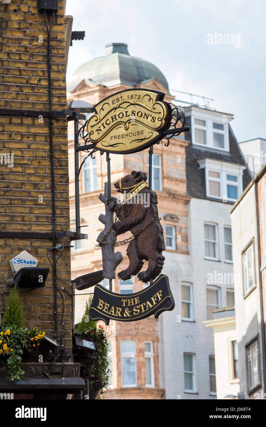 L'orso e il personale segno pub. Bear Sreet e Charing Cross di Londra Foto Stock