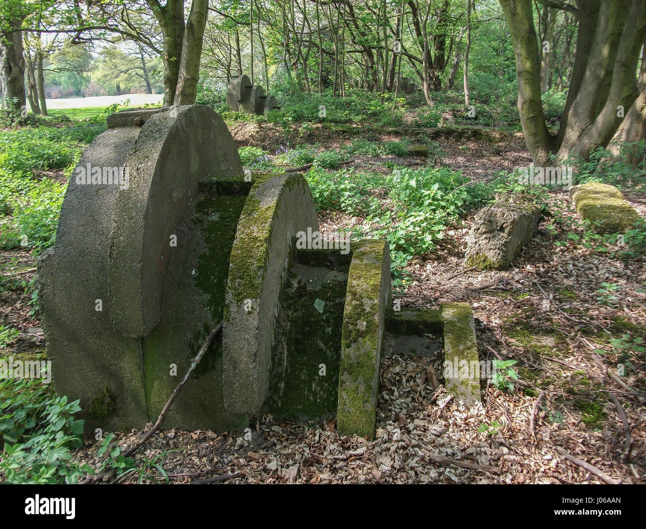 Uno dei 5 ingressi principali per il ricovero. Questo impianto è stato parzialmente interrati. WATFORD, Regno Unito: guardare dentro il abbandonato la guerra mondiale due bunkers che scorreva sotto la sede temporanea del London, Midland e ferrovia scozzese. Lugubre le immagini e i video mostrano ciò che rimane a lungo dimenticato Air Raid Shelters a Grove con detriti sparsi in tutto il tunnel stretto dove il personale dei trasporti sarebbe al riparo dalla Luftwaffe bombardieri durante il Blitz. Altre riprese mostrano l'ingresso sincronizzato, fluorescente frecce e segni dipinti sulle pareti e ragni enormi che hanno reso il rifugio loro hom Foto Stock