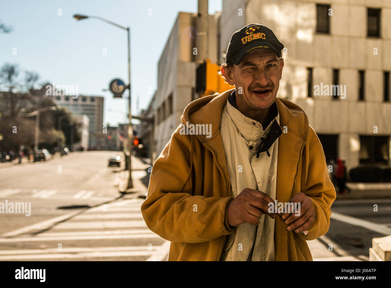 Atlanta. Accorato immagini mostrano i veterani militari che lottano per ottenere da vivere sulle strade dopo che servono il loro paese. La toccante foto mostrano i senzatetto i veterani di guerra tra cui l'Iraq, l'Afghanistan e perfino il Vietnam a mendicare per le strade, accettazione di donazioni da parte di estranei e sistemare in un pasto di benvenuto. Alcuni si aggrappano al passato e ancora indossare le loro vecchie abbigliamento militare mentre altri mostrano segni di indicazione servizio la loro storia a passanti. Il potente sono state scattate a Washington DC, del nord della Florida e Atlanta dal fotografo americano Jeff Hagerman (35) da Atlanta, Geo Foto Stock