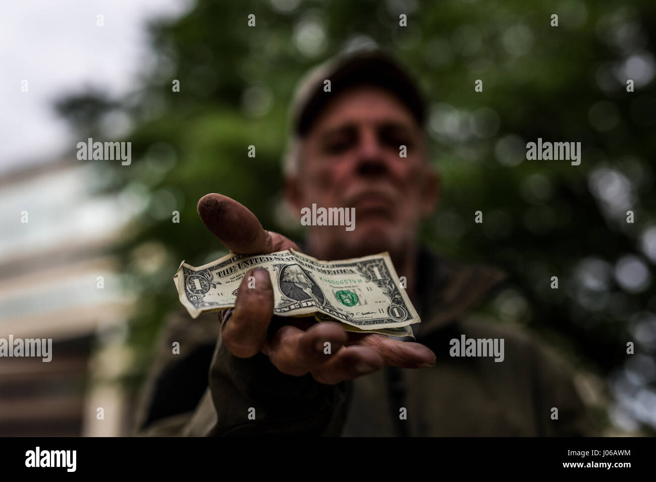 Atlanta. Accorato immagini mostrano i veterani militari che lottano per ottenere da vivere sulle strade dopo che servono il loro paese. La toccante foto mostrano i senzatetto i veterani di guerra tra cui l'Iraq, l'Afghanistan e perfino il Vietnam a mendicare per le strade, accettazione di donazioni da parte di estranei e sistemare in un pasto di benvenuto. Alcuni si aggrappano al passato e ancora indossare le loro vecchie abbigliamento militare mentre altri mostrano segni di indicazione servizio la loro storia a passanti. Il potente sono state scattate a Washington DC, del nord della Florida e Atlanta dal fotografo americano Jeff Hagerman (35) da Atlanta, Geo Foto Stock