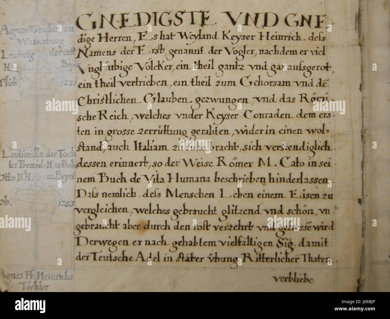 Questo manoscritto, "Räxner Turnierbuch", è una trascrizione del XVII secolo che documenta tornei medievali e pratiche cavalleresche. Contiene illustrazioni e descrizioni di giostre, cavalieri ed eventi cerimoniali. Foto Stock