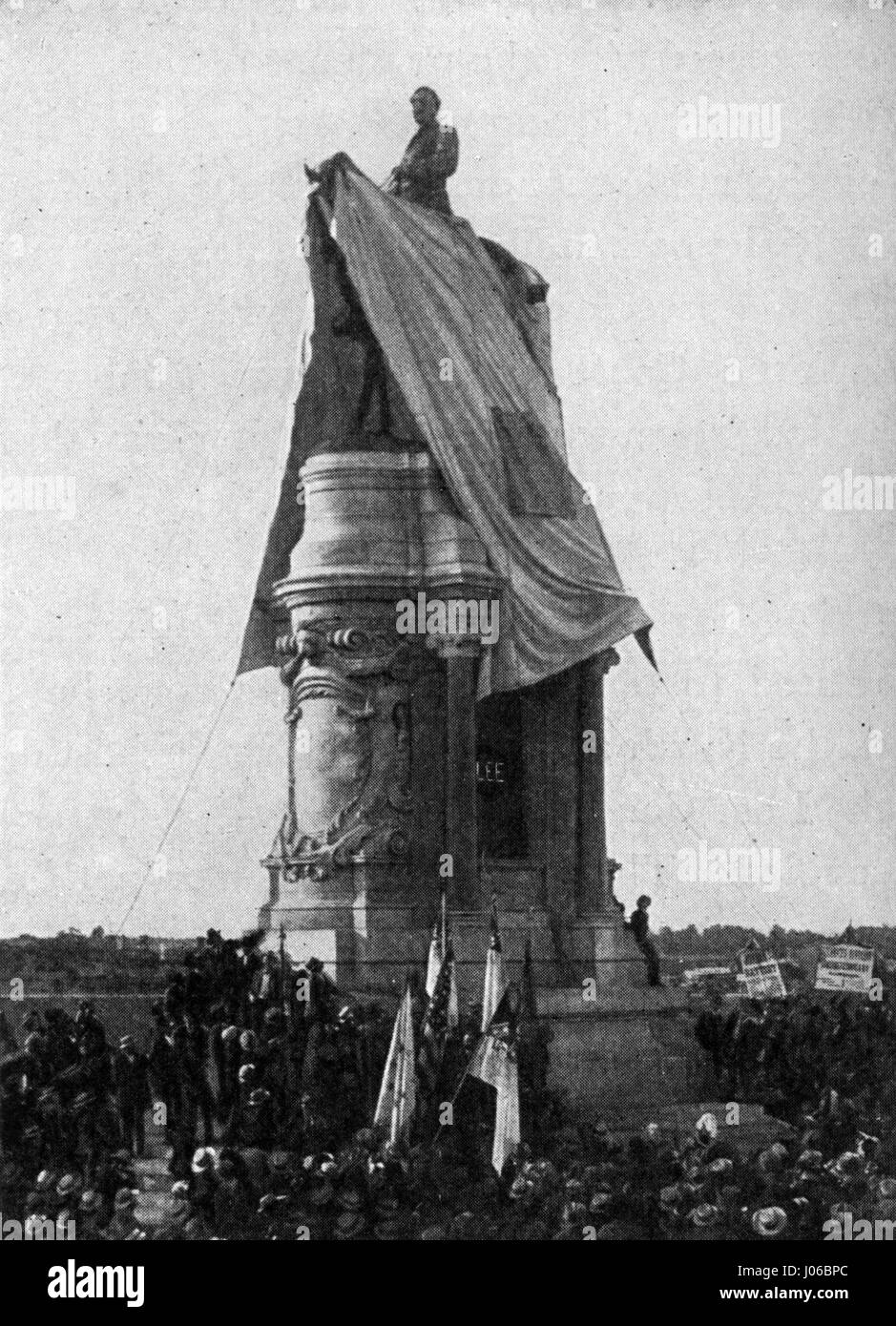 L'inaugurazione della statua di Lee nel 1890 segnò un momento significativo nella storia americana, onorando il generale Robert E. Lee, un generale confederato durante la guerra civile. La statua fu collocata in una posizione prominente, simboleggiando l'orgoglio meridionale del dopoguerra e le polemiche che circondano i monumenti confederati. Foto Stock