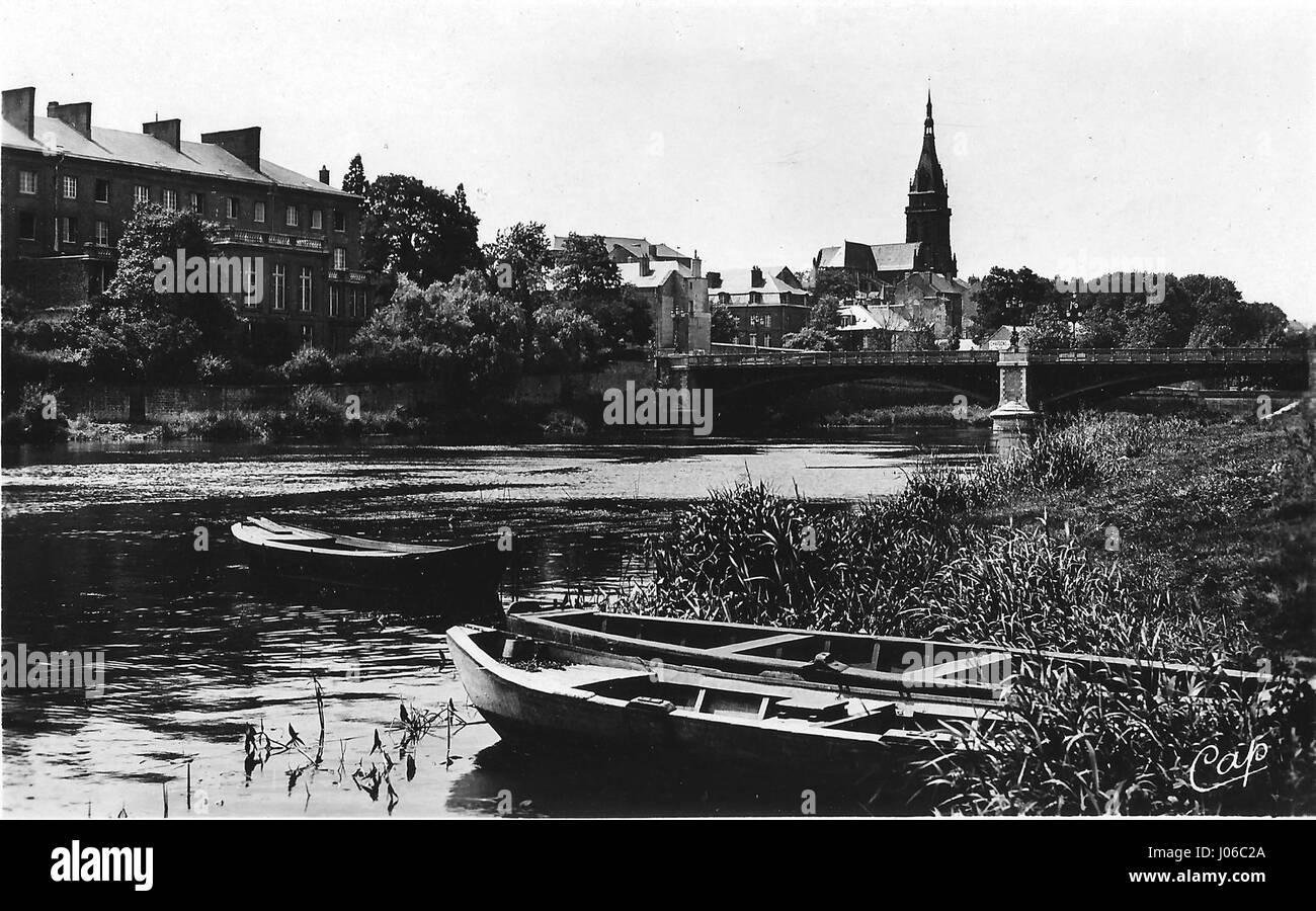 Questo dipinto storico raffigura il Pont de l'Arche e la chiesa nella città omonima, sottolineando il significato architettonico e la calma atmosfera rurale della scena. Il ponte e la chiesa sono elementi importanti nella composizione, mettendo in risalto il patrimonio locale. Foto Stock