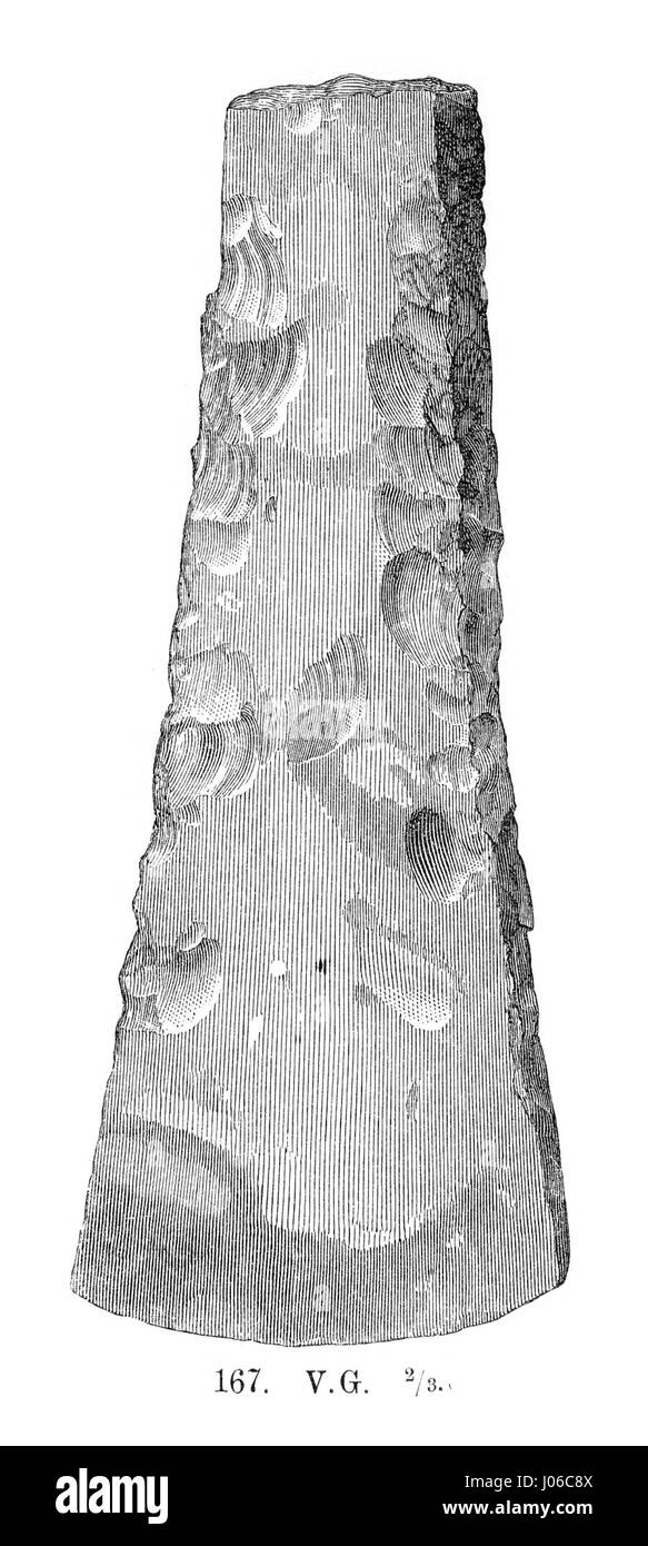 Questa immagine raffigura una spessa ascia di selce trovata a Ramberget, Hisingen, Göteborg, che illustra gli strumenti preistorici utilizzati nella regione. L'artefatto è presente a Montelius Minnen, 1917. Foto Stock