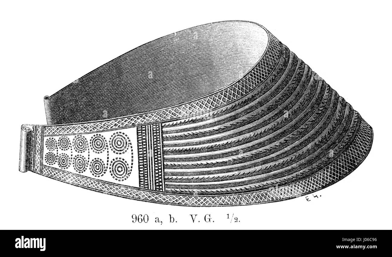 Questo manufatto, intitolato "Bronshalskrage from Gökhem in Västergötland", è un collare di bronzo trovato nella regione svedese di Västergötland. È stato scoperto all'inizio del XX secolo ed è un esempio di artigianato scandinavo dell'età del bronzo, che riflette la cultura e i manufatti di quell'epoca. Foto Stock