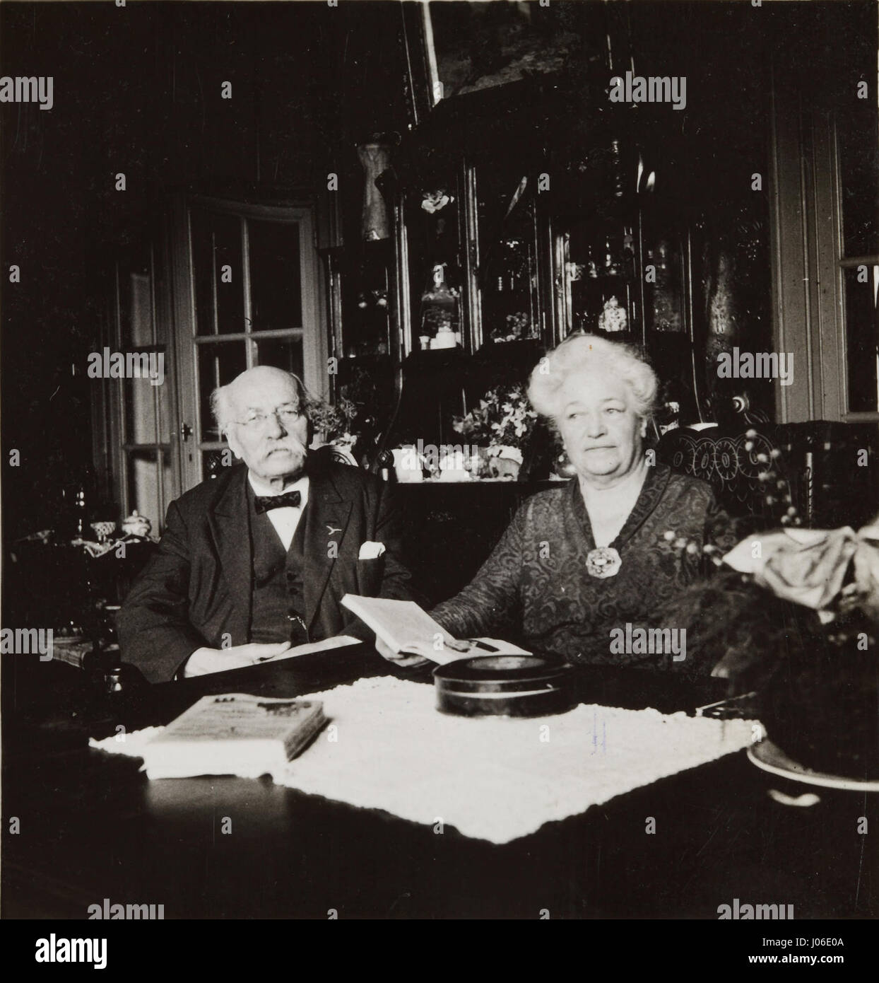 "Piedad con San Vicente, San Miguel y un donante" è un dipinto religioso di Juan Núñez situato nella cattedrale di Siviglia, con figure della Vergine Maria con San Vincenzo, San Michele e un donatore. Foto Stock