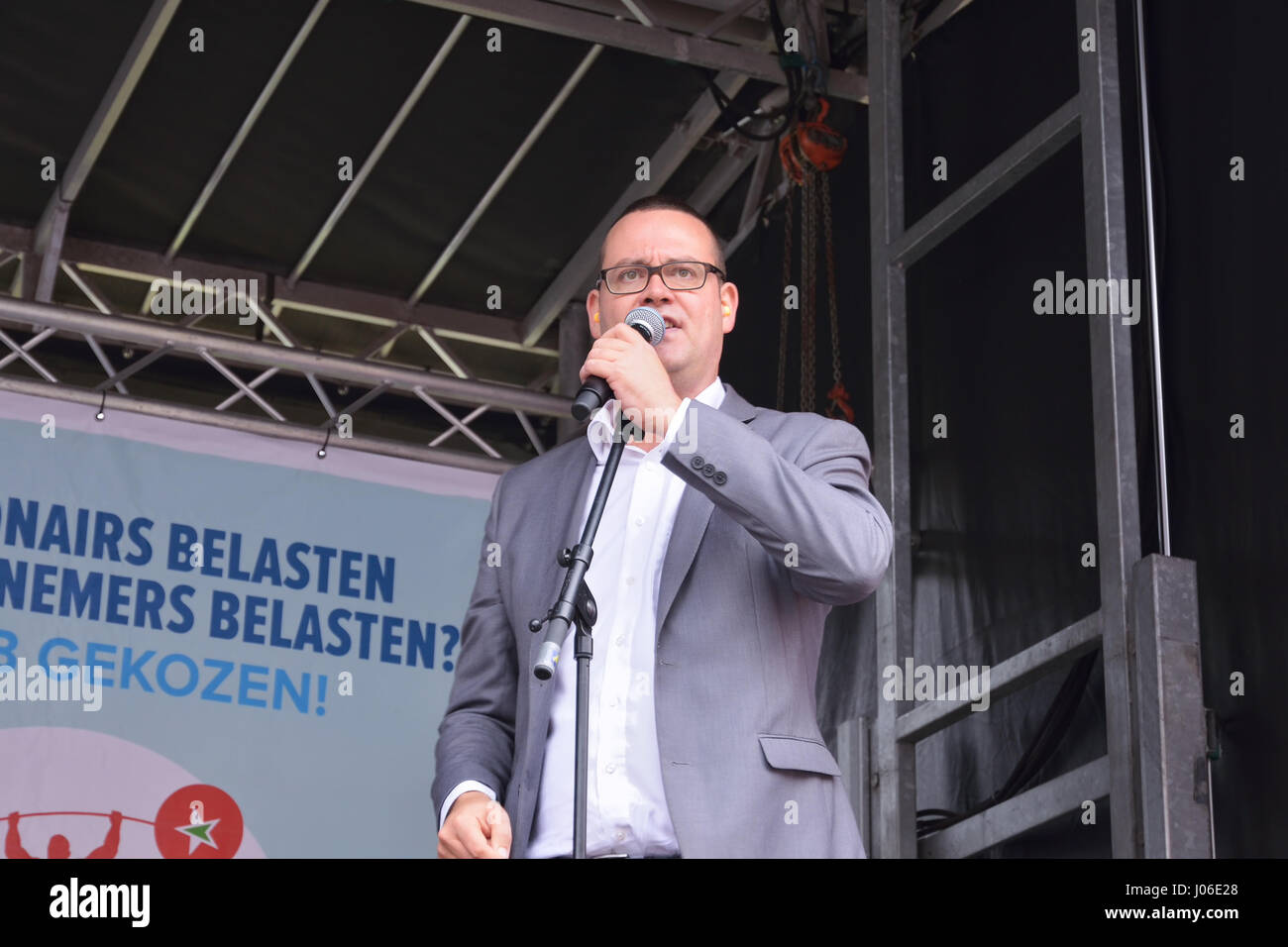 In qualità di portavoce del partito laburista del Belgio Raoul Hedebouw parla durante la manifestazione nazionale a Bruxelles, in Belgio, il 29 settembre, 2016 Foto Stock