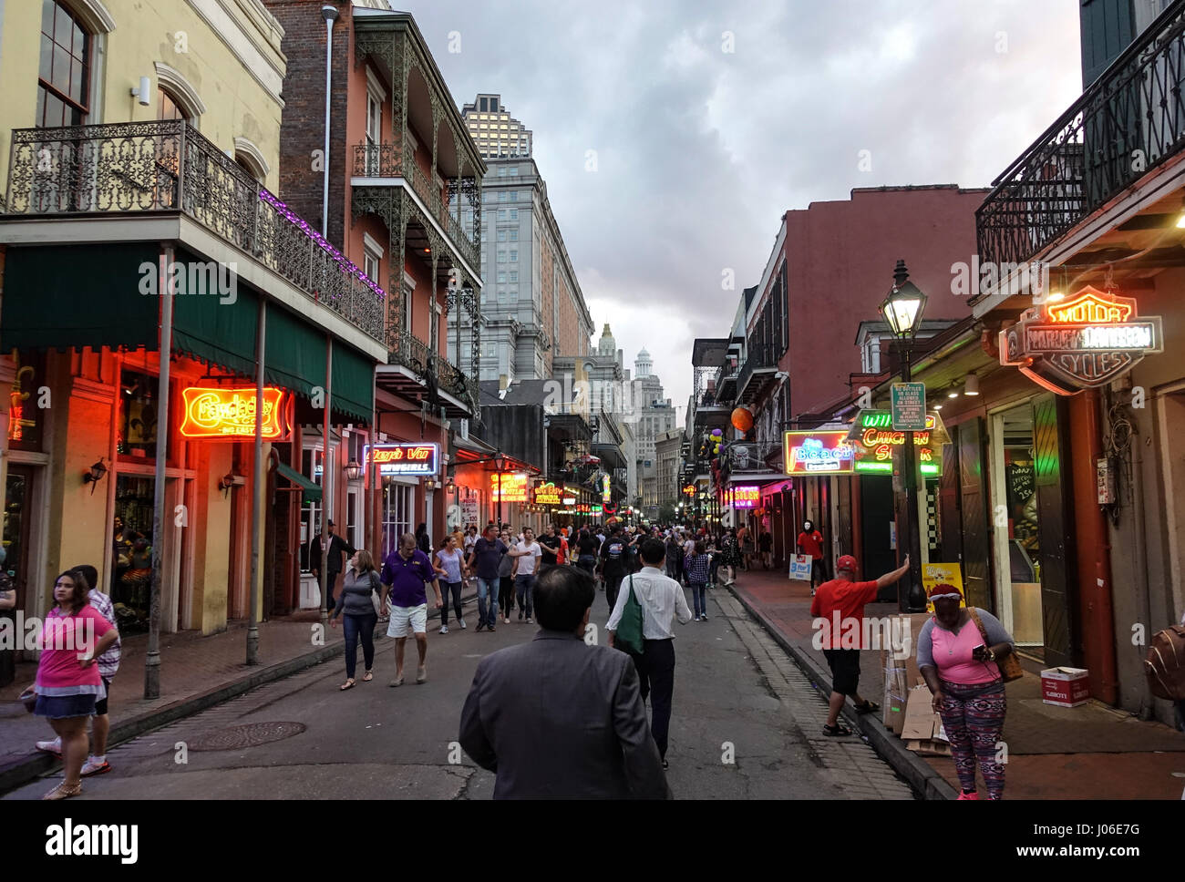 Bourbon Street, New Orleans all'inizio della serata Foto Stock