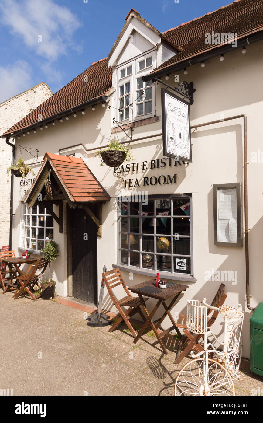 Il Castello della Sala da tè e il Bistro su Church Street Chirk un villaggio sul confine del Galles e Inghilterra Foto Stock