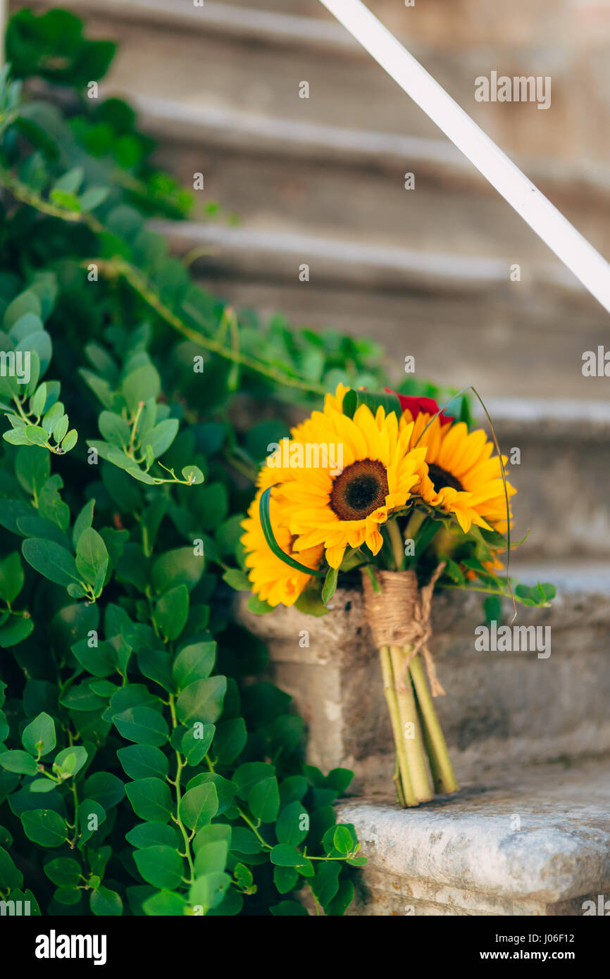Wedding bridal bouquet di girasoli su una scalinata in pietra. Nozze in Montenegro, Perast. Foto Stock