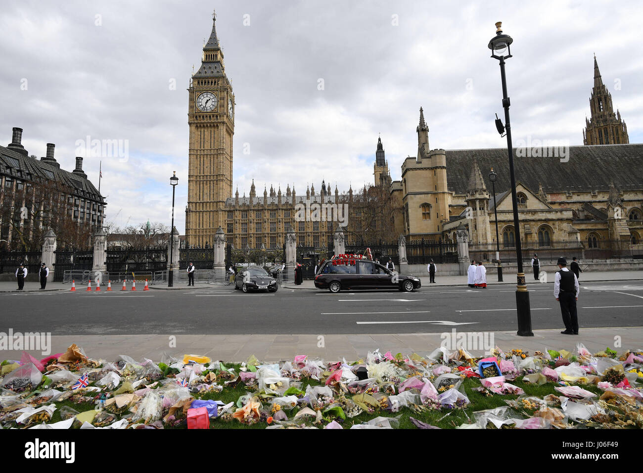 La bara del Pc Keith Palmer lascia il palazzo di Westminster a Londra il suo modo di Southwark Cathedral dopo aver lasciato riposare per una notte. Foto Stock