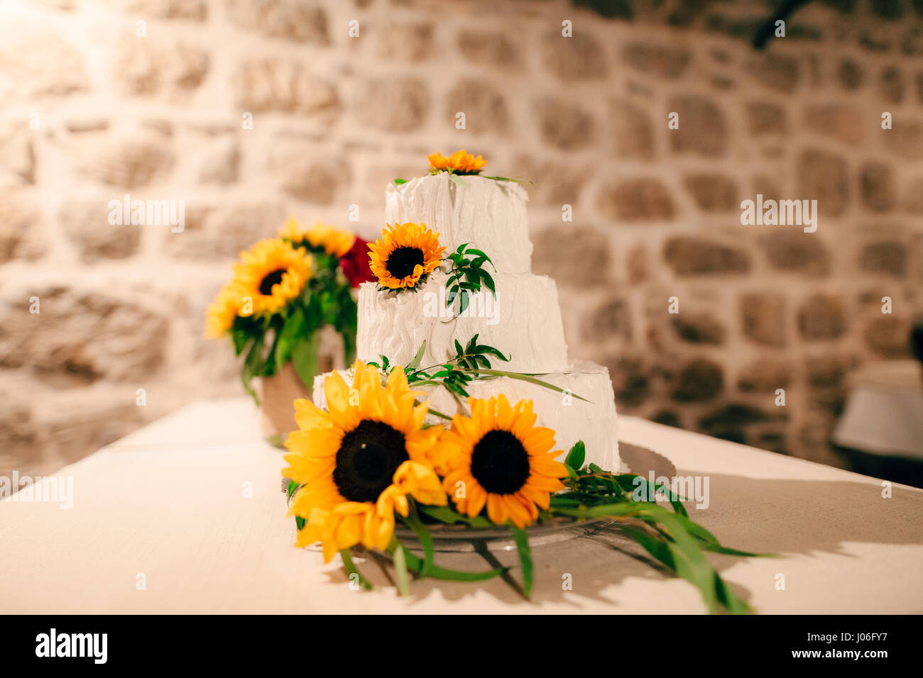 Torta nuziale decorata con fiori di girasole. Foto Stock