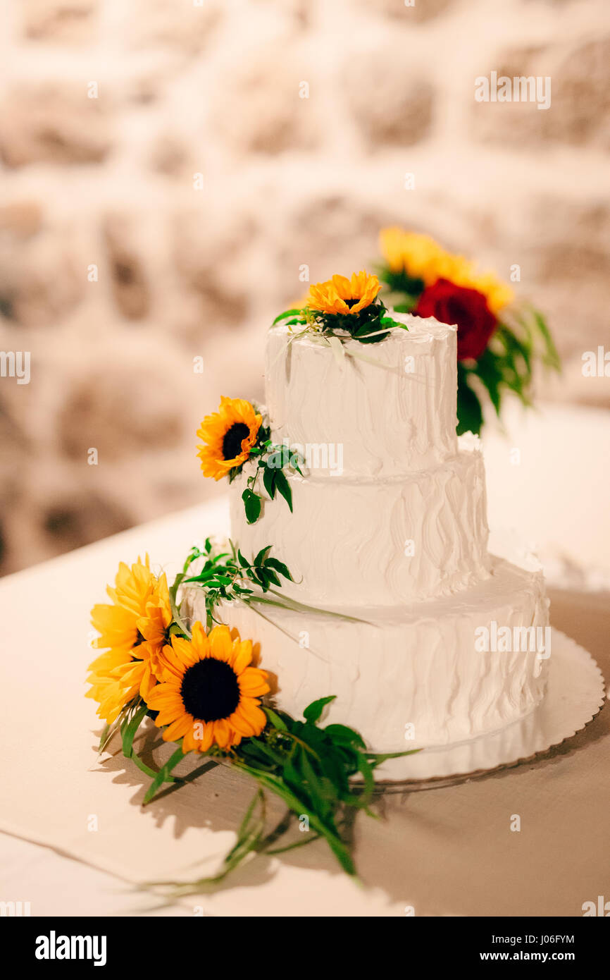 Torta nuziale decorata con fiori di girasole. Foto Stock