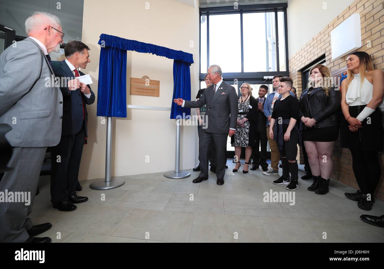 Il Principe di Galles si apre il nuovo Whitehaven foyer, una carità partnership che offre alloggi e servizi di sostegno ai giovani locali in alloggiamento necessario durante una visita di Whitehaven in Cumbria. Foto Stock