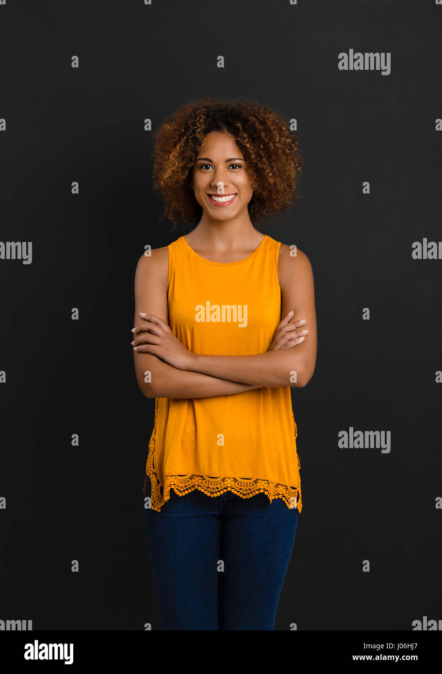 Bella americano africano donna in piedi con le mani giunte Foto Stock