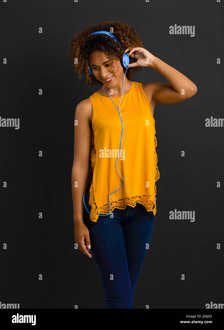 Bella americano africano donna ascoltare musica e ballo Foto Stock