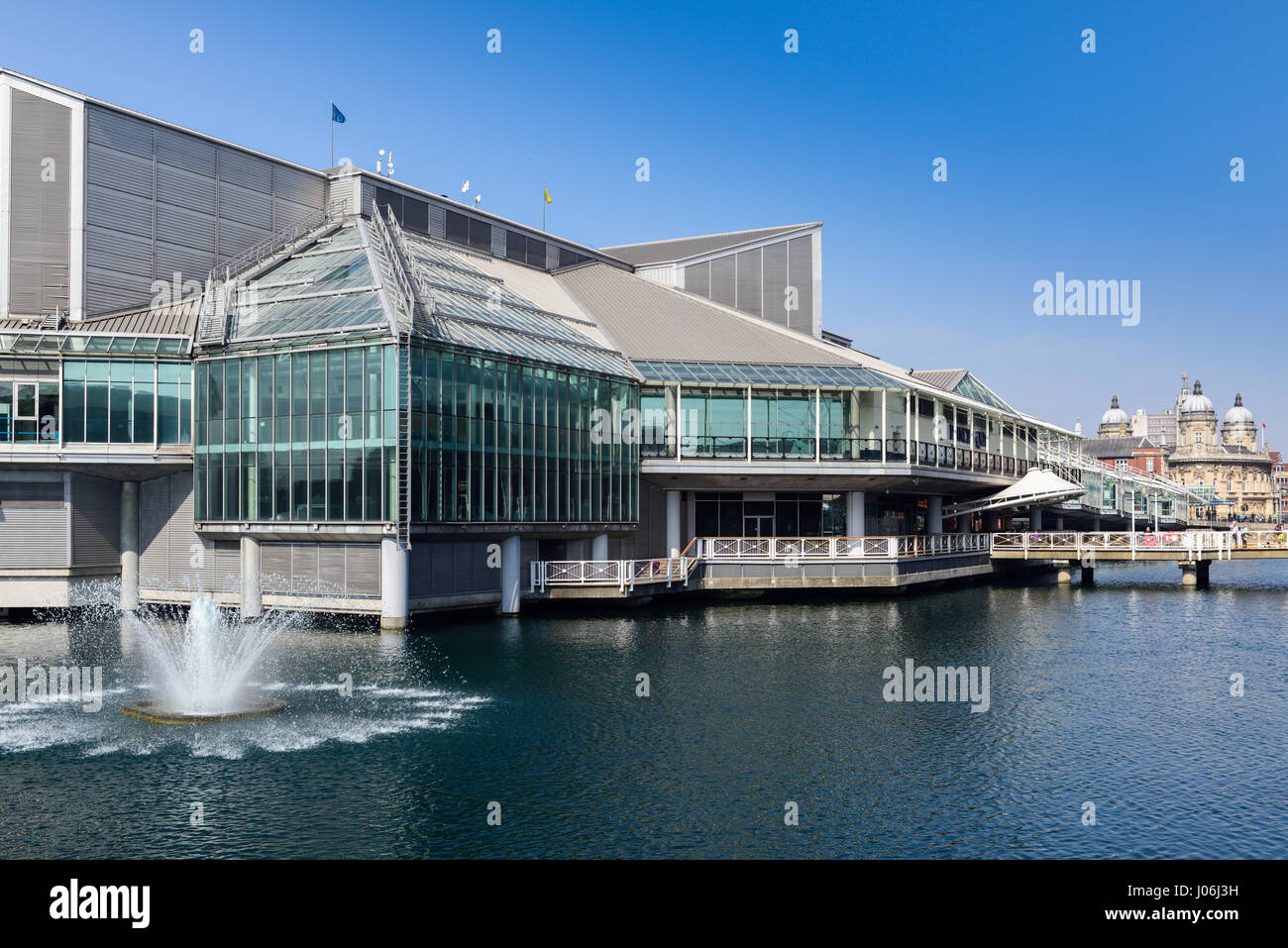 Kingston-upon-scafo,East Riding nello Yorkshire,UK:turistiche e la popolazione locale godetevi il luminoso caldo clima soleggiato nel Regno Unito 2017 città della cultura. Foto Stock