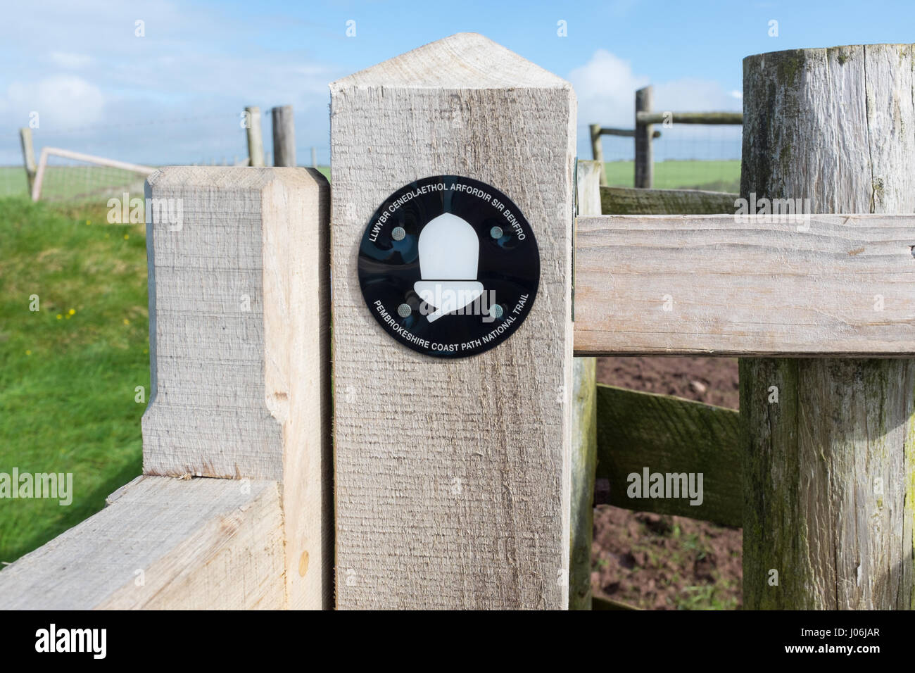 Fingerpost su Il Pembrokeshire Coast Path in Galles Foto Stock