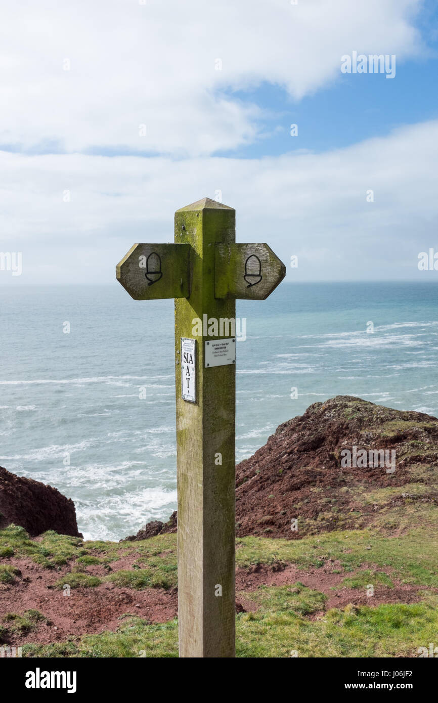Fingerpost su Il Pembrokeshire Coast Path in Galles Foto Stock